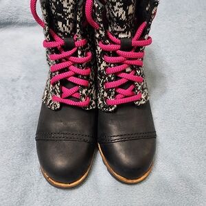 Sorel Women Black Boots with Hot Pink Laces Size 6